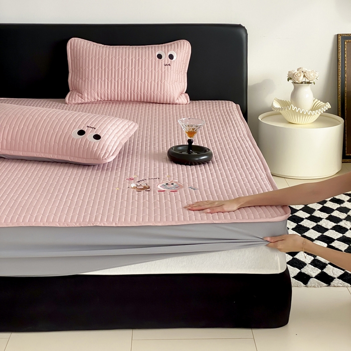 咏绒家纺工厂店 2025新品50S双股全棉长绒棉刺绣绗缝夹棉床笠床垫保护罩三件套 慕晴粉