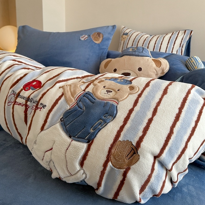 91家纺网 家纺一手货源 找家纺 眠屿家纺 2025新款加厚牛奶绒贴布绣四件套 棒球熊