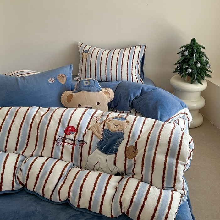 91家纺网 家纺一手货源 找家纺 眠屿家纺 2025新款加厚牛奶绒贴布绣四件套 棒球熊