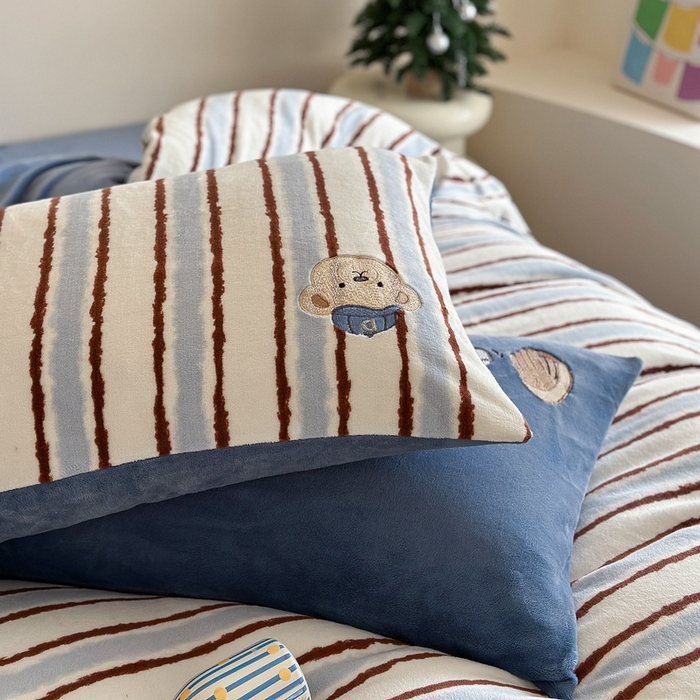 91家纺网 家纺一手货源 找家纺 眠屿家纺 2025新款加厚牛奶绒贴布绣四件套 棒球熊