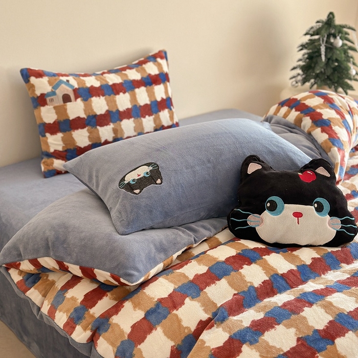 91家纺网 家纺一手货源 找家纺 眠屿家纺 2025新款加厚牛奶绒贴布绣四件套 动物朋友