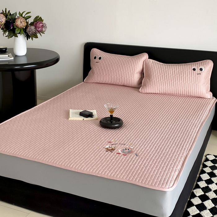 91家纺网 家纺一手货源 找家纺 咏绒家纺工厂店 2025新品50S双股全棉长绒棉刺绣绗缝夹棉床笠床垫保护罩三件套 慕晴粉