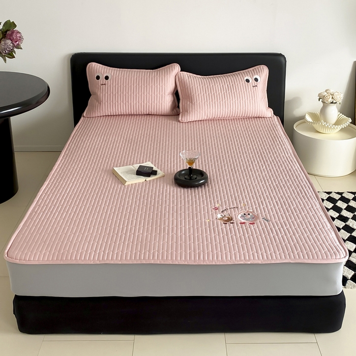 91家纺网 家纺一手货源 找家纺 咏绒家纺工厂店 2025新品50S双股全棉长绒棉刺绣绗缝夹棉床笠床垫保护罩三件套 慕晴粉