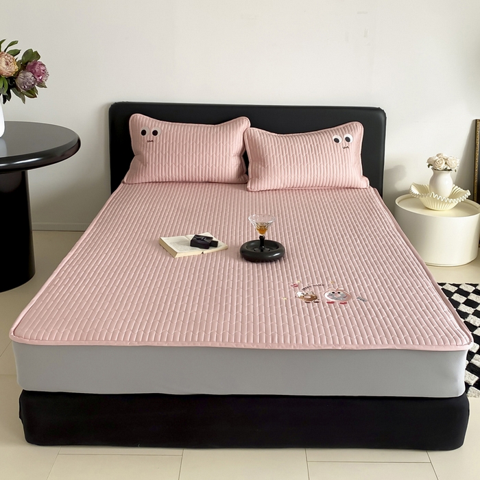 91家纺网 家纺一手货源 找家纺 咏绒家纺工厂店 2025新品50S双股全棉长绒棉刺绣绗缝夹棉床笠床垫保护罩三件套 慕晴粉