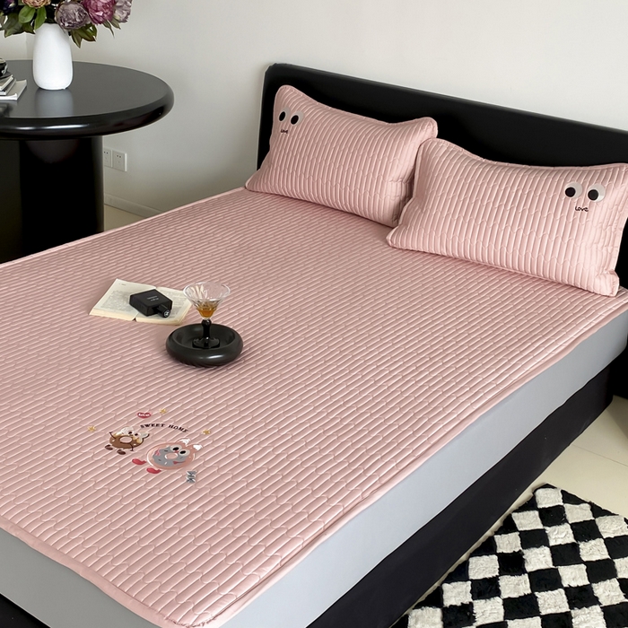 91家纺网 家纺一手货源 找家纺 咏绒家纺工厂店 2025新品50S双股全棉长绒棉刺绣绗缝夹棉床笠床垫保护罩三件套 慕晴粉