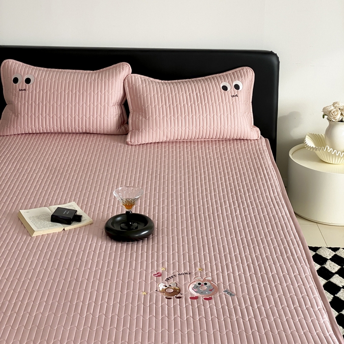 91家纺网 家纺一手货源 找家纺 咏绒家纺工厂店 2025新品50S双股全棉长绒棉刺绣绗缝夹棉床笠床垫保护罩三件套 慕晴粉