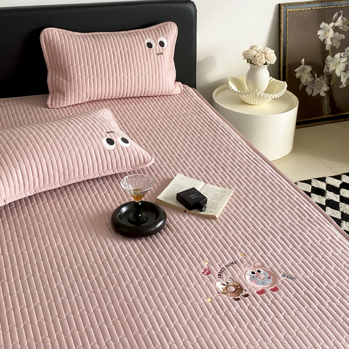 91家纺网 家纺一手货源 找家纺 咏绒家纺工厂店 2025新品50S双股全棉长绒棉刺绣绗缝夹棉床笠床垫保护罩三件套 慕晴粉