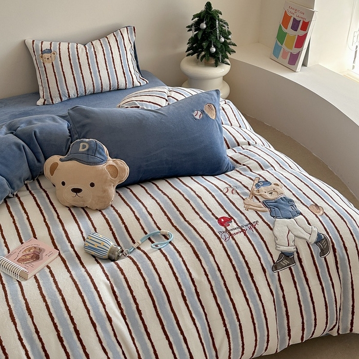 91家纺网 家纺一手货源 找家纺 眠屿家纺 2025新款加厚牛奶绒贴布绣四件套 棒球熊