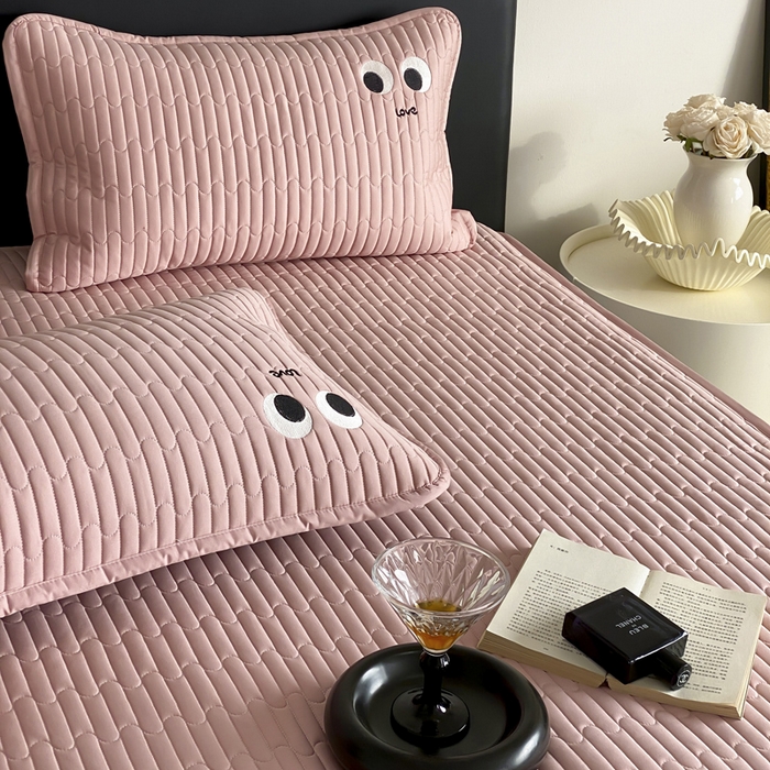 91家纺网 家纺一手货源 找家纺 咏绒家纺工厂店 2025新品50S双股全棉长绒棉刺绣绗缝夹棉床笠床垫保护罩三件套 慕晴粉