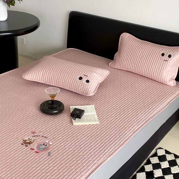 91家纺网 家纺一手货源 找家纺 咏绒家纺工厂店 2025新品50S双股全棉长绒棉刺绣绗缝夹棉床笠床垫保护罩三件套 慕晴粉