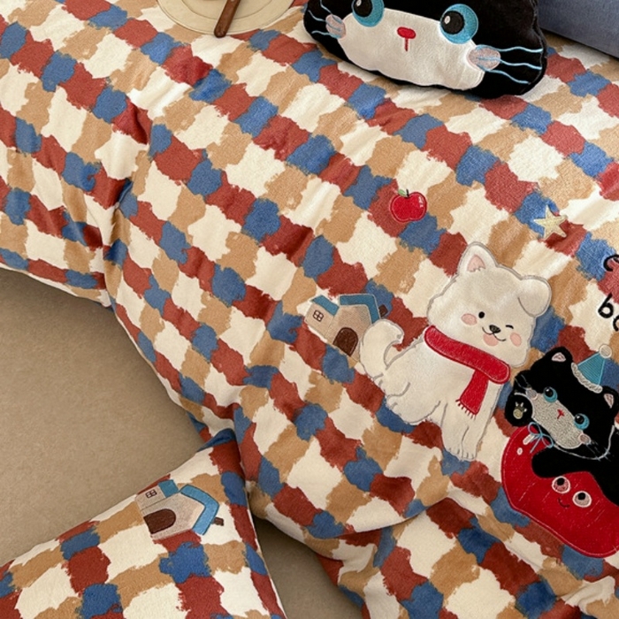 91家纺网 家纺一手货源 找家纺 眠屿家纺 2025新款加厚牛奶绒贴布绣四件套 动物朋友