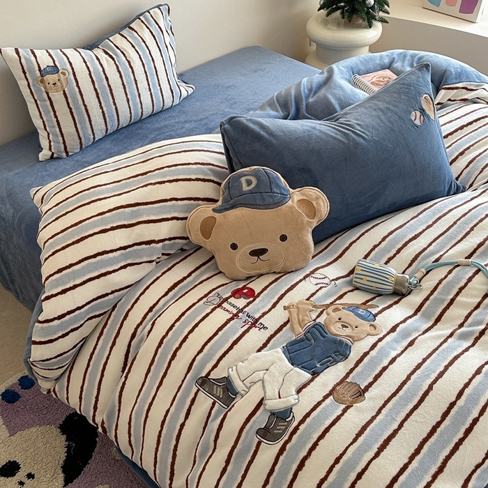 91家纺网 家纺一手货源 找家纺 眠屿家纺 2025新款加厚牛奶绒贴布绣四件套 棒球熊