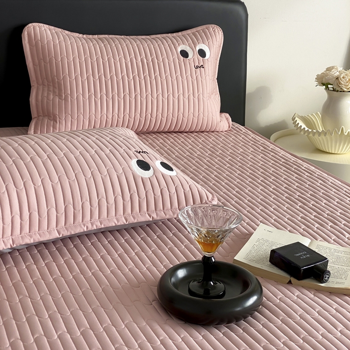 91家纺网 家纺一手货源 找家纺 咏绒家纺工厂店 2025新品50S双股全棉长绒棉刺绣绗缝夹棉床笠床垫保护罩三件套 慕晴粉