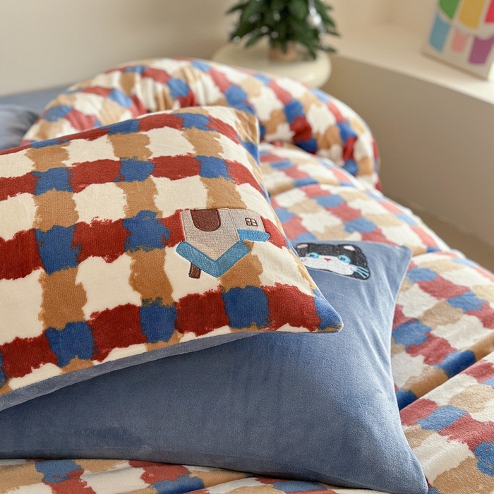 91家纺网 家纺一手货源 找家纺 眠屿家纺 2025新款加厚牛奶绒贴布绣四件套 动物朋友