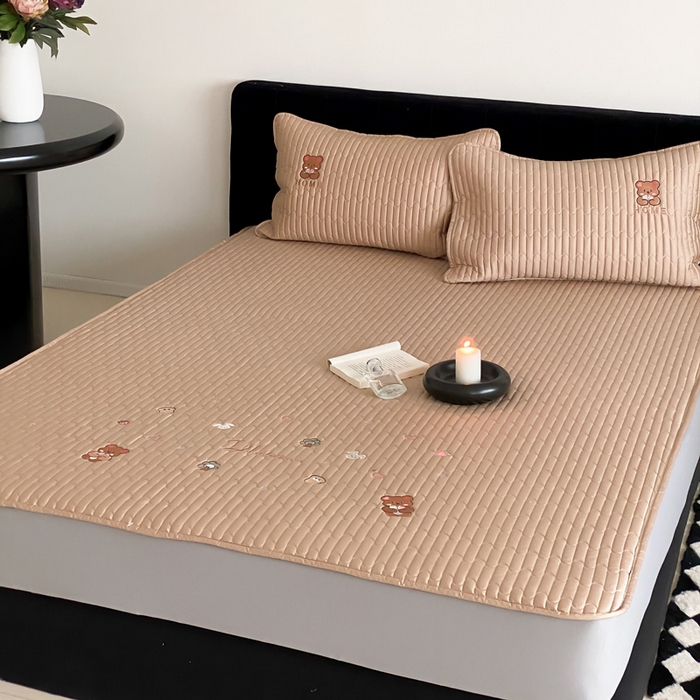 91家纺网 家纺一手货源 找家纺 咏绒家纺工厂店 2025新品50S双股全棉长绒棉刺绣绗缝夹棉床笠床垫保护罩三件套 奶茶咖