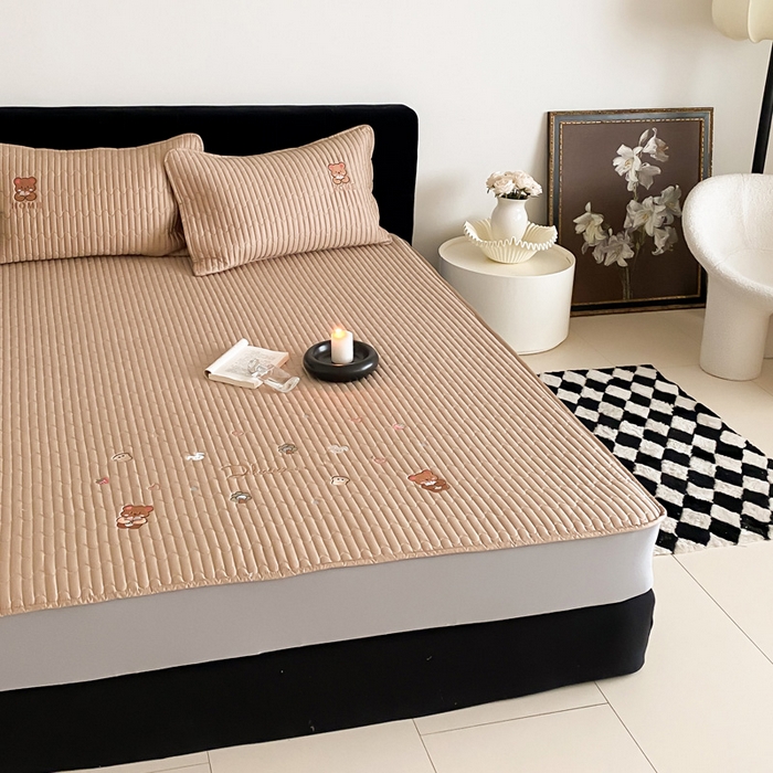 91家纺网 家纺一手货源 找家纺 咏绒家纺工厂店 2025新品50S双股全棉长绒棉刺绣绗缝夹棉床笠床垫保护罩三件套 奶茶咖