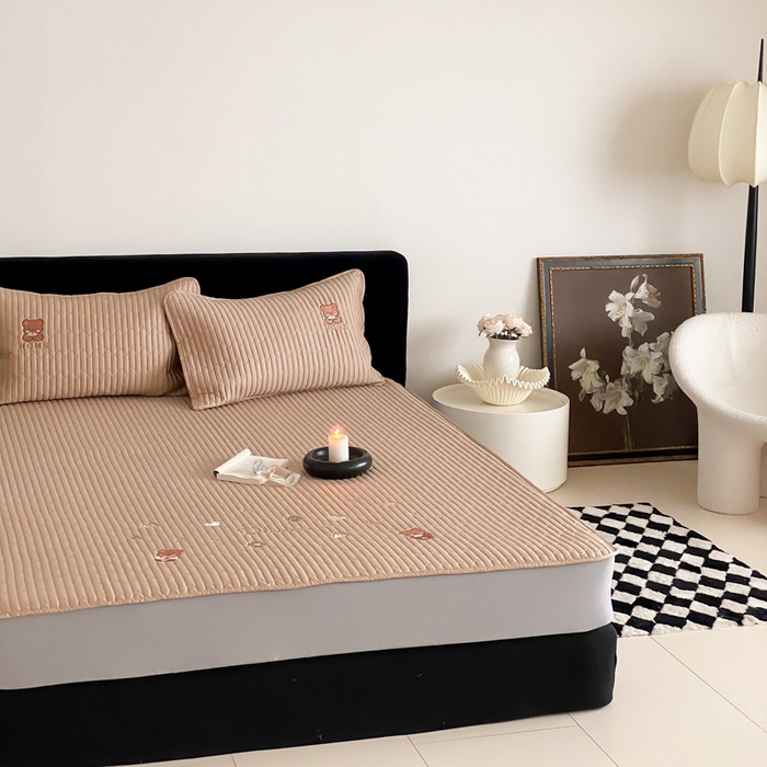 91家纺网 家纺一手货源 找家纺 咏绒家纺工厂店 2025新品50S双股全棉长绒棉刺绣绗缝夹棉床笠床垫保护罩三件套 奶茶咖