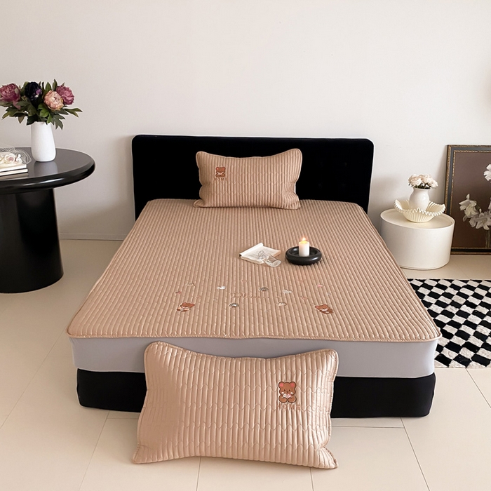 91家纺网 家纺一手货源 找家纺 咏绒家纺工厂店 2025新品50S双股全棉长绒棉刺绣绗缝夹棉床笠床垫保护罩三件套 奶茶咖