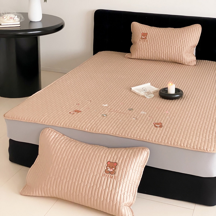 91家纺网 家纺一手货源 找家纺 咏绒家纺工厂店 2025新品50S双股全棉长绒棉刺绣绗缝夹棉床笠床垫保护罩三件套 奶茶咖