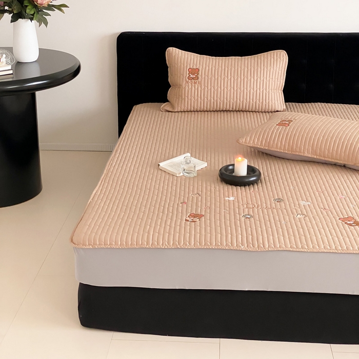 91家纺网 家纺一手货源 找家纺 咏绒家纺工厂店 2025新品50S双股全棉长绒棉刺绣绗缝夹棉床笠床垫保护罩三件套 奶茶咖