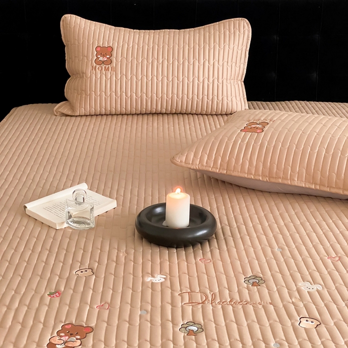 91家纺网 家纺一手货源 找家纺 咏绒家纺工厂店 2025新品50S双股全棉长绒棉刺绣绗缝夹棉床笠床垫保护罩三件套 奶茶咖