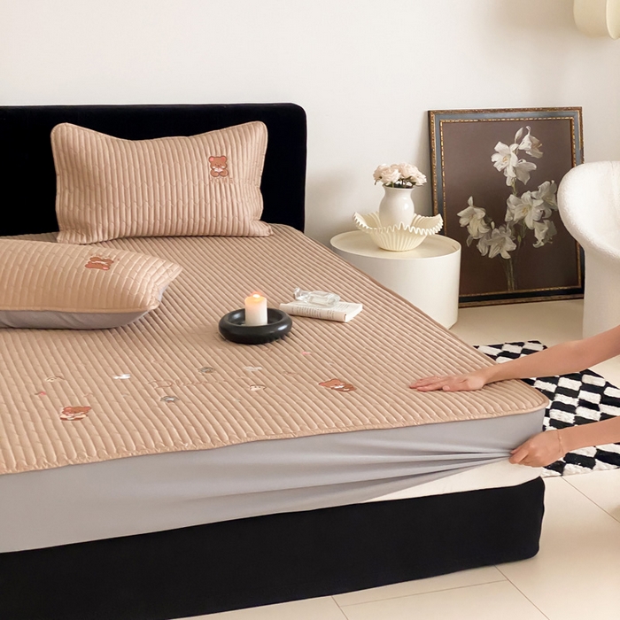 91家纺网 家纺一手货源 找家纺 咏绒家纺工厂店 2025新品50S双股全棉长绒棉刺绣绗缝夹棉床笠床垫保护罩三件套 奶茶咖