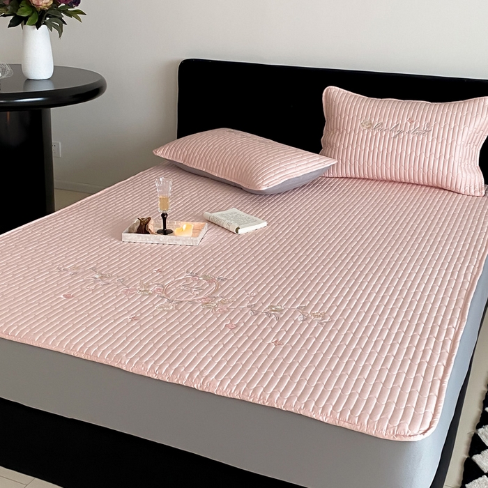 91家纺网 家纺一手货源 找家纺 咏绒家纺工厂店 2025新品50S双股全棉长绒棉刺绣绗缝夹棉床笠床垫保护罩三件套 暖心粉