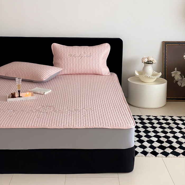 91家纺网 家纺一手货源 找家纺 咏绒家纺工厂店 2025新品50S双股全棉长绒棉刺绣绗缝夹棉床笠床垫保护罩三件套 暖心粉