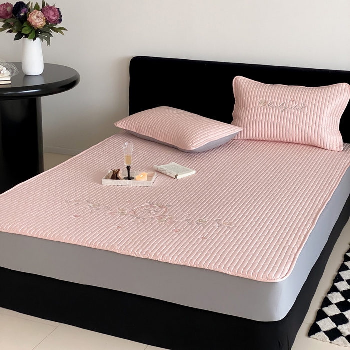 91家纺网 家纺一手货源 找家纺 咏绒家纺工厂店 2025新品50S双股全棉长绒棉刺绣绗缝夹棉床笠床垫保护罩三件套 暖心粉