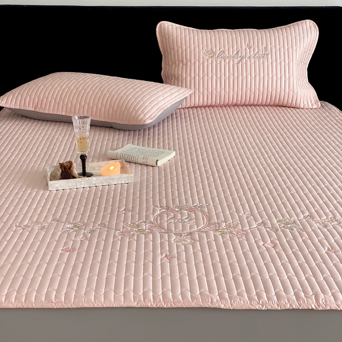 91家纺网 家纺一手货源 找家纺 咏绒家纺工厂店 2025新品50S双股全棉长绒棉刺绣绗缝夹棉床笠床垫保护罩三件套 暖心粉