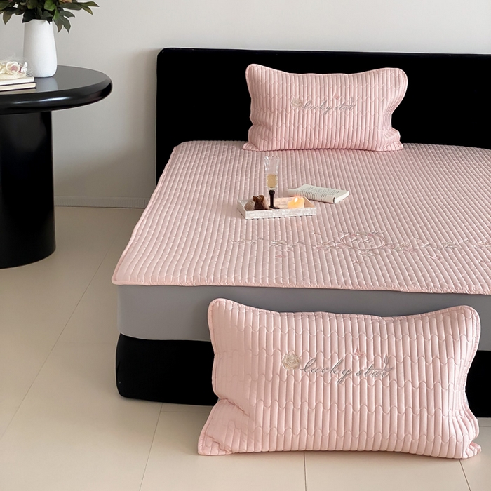 91家纺网 家纺一手货源 找家纺 咏绒家纺工厂店 2025新品50S双股全棉长绒棉刺绣绗缝夹棉床笠床垫保护罩三件套 暖心粉