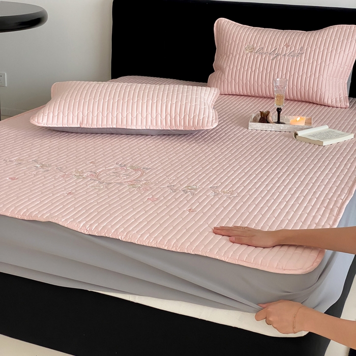 91家纺网 家纺一手货源 找家纺 咏绒家纺工厂店 2025新品50S双股全棉长绒棉刺绣绗缝夹棉床笠床垫保护罩三件套 暖心粉