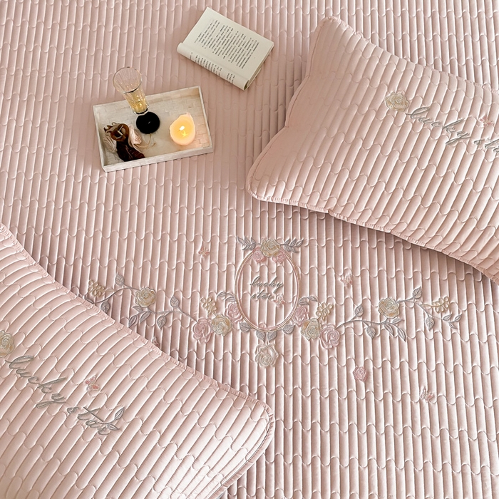 91家纺网 家纺一手货源 找家纺 咏绒家纺工厂店 2025新品50S双股全棉长绒棉刺绣绗缝夹棉床笠床垫保护罩三件套 暖心粉