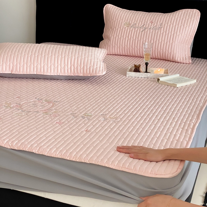 91家纺网 家纺一手货源 找家纺 咏绒家纺工厂店 2025新品50S双股全棉长绒棉刺绣绗缝夹棉床笠床垫保护罩三件套 暖心粉