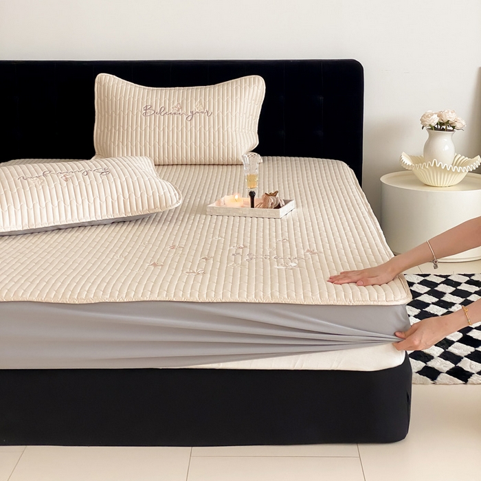 咏绒家纺工厂店 2025新品50S双股全棉长绒棉刺绣绗缝夹棉床笠床垫保护罩三件套 舒芙蕾