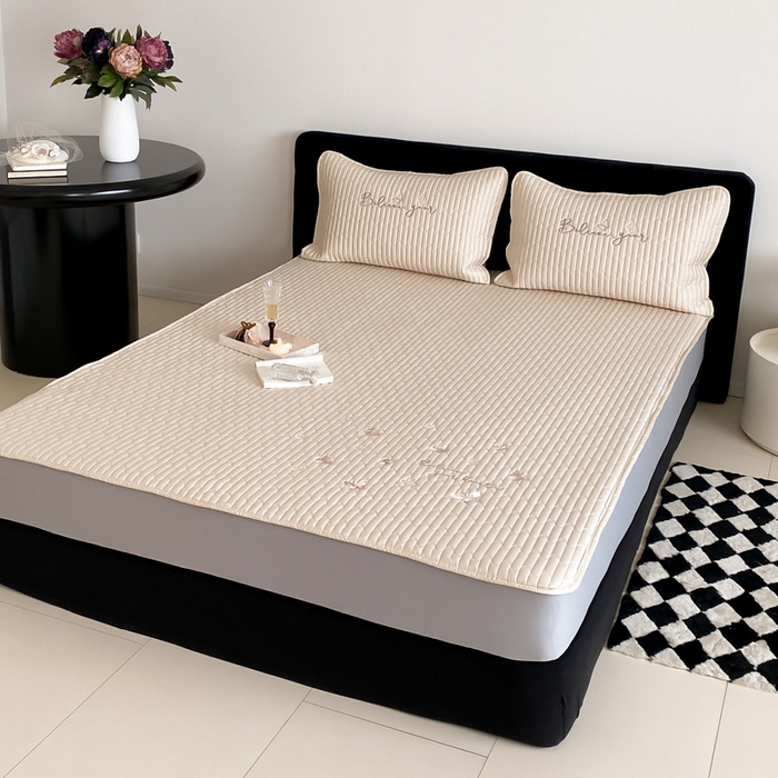 91家纺网 家纺一手货源 找家纺 咏绒家纺工厂店 2025新品50S双股全棉长绒棉刺绣绗缝夹棉床笠床垫保护罩三件套 舒芙蕾