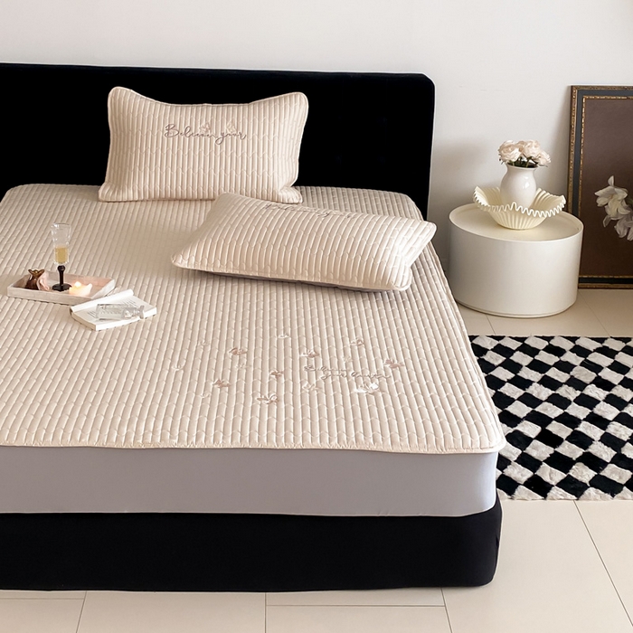 91家纺网 家纺一手货源 找家纺 咏绒家纺工厂店 2025新品50S双股全棉长绒棉刺绣绗缝夹棉床笠床垫保护罩三件套 舒芙蕾