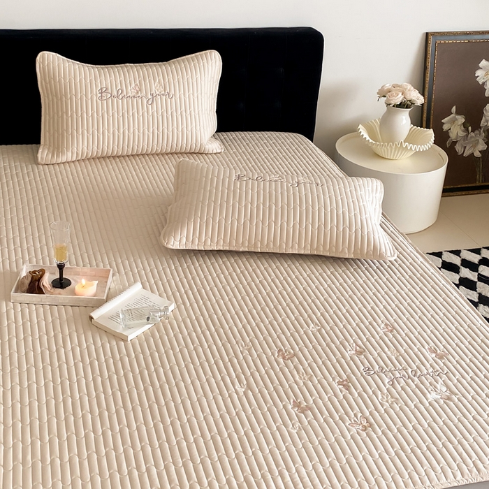 91家纺网 家纺一手货源 找家纺 咏绒家纺工厂店 2025新品50S双股全棉长绒棉刺绣绗缝夹棉床笠床垫保护罩三件套 舒芙蕾