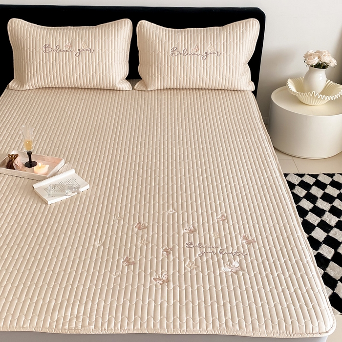 91家纺网 家纺一手货源 找家纺 咏绒家纺工厂店 2025新品50S双股全棉长绒棉刺绣绗缝夹棉床笠床垫保护罩三件套 舒芙蕾