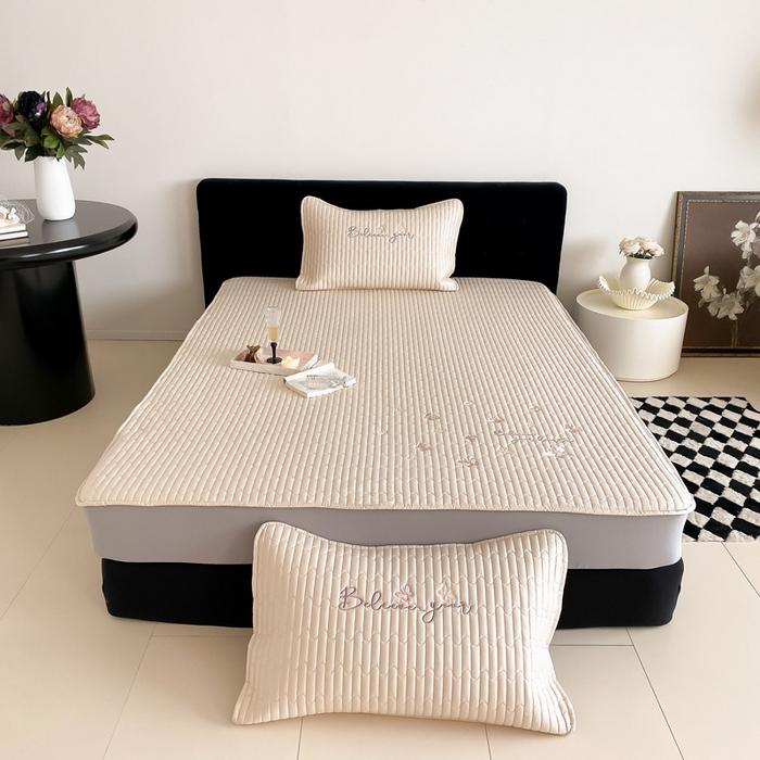 91家纺网 家纺一手货源 找家纺 咏绒家纺工厂店 2025新品50S双股全棉长绒棉刺绣绗缝夹棉床笠床垫保护罩三件套 舒芙蕾