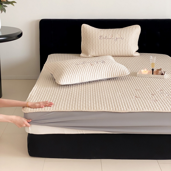 91家纺网 家纺一手货源 找家纺 咏绒家纺工厂店 2025新品50S双股全棉长绒棉刺绣绗缝夹棉床笠床垫保护罩三件套 舒芙蕾