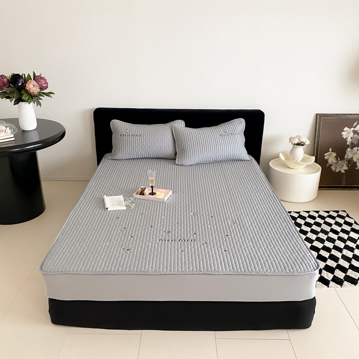 91家纺网 家纺一手货源 找家纺 咏绒家纺工厂店 2025新品50S双股全棉长绒棉刺绣绗缝夹棉床笠床垫保护罩三件套 星辰灰