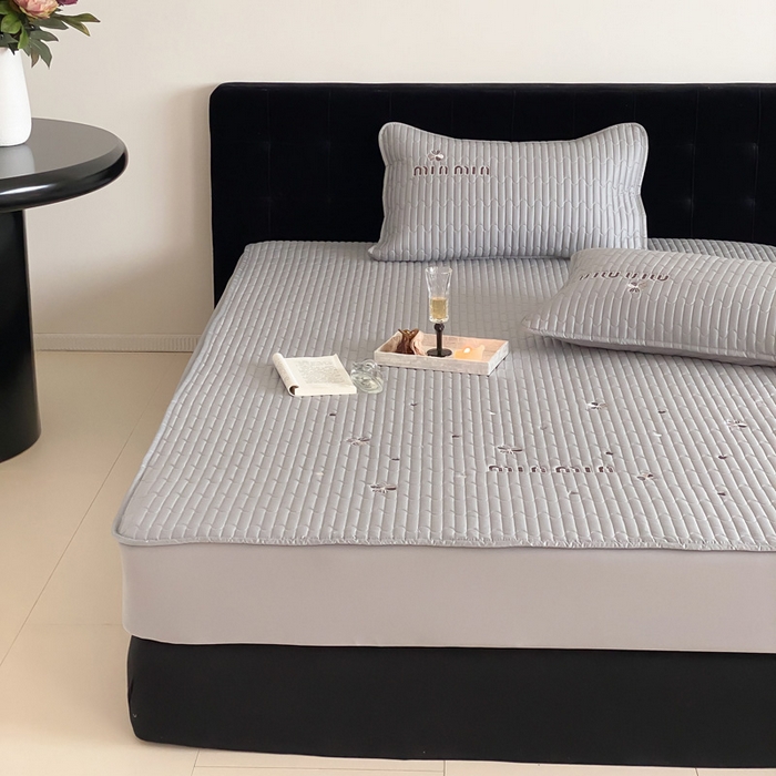 91家纺网 家纺一手货源 找家纺 咏绒家纺工厂店 2025新品50S双股全棉长绒棉刺绣绗缝夹棉床笠床垫保护罩三件套 星辰灰