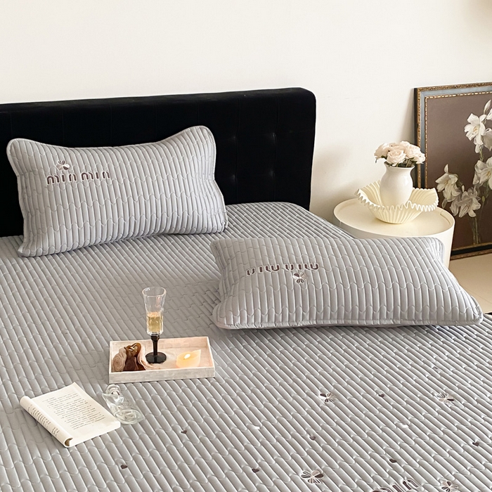 91家纺网 家纺一手货源 找家纺 咏绒家纺工厂店 2025新品50S双股全棉长绒棉刺绣绗缝夹棉床笠床垫保护罩三件套 星辰灰