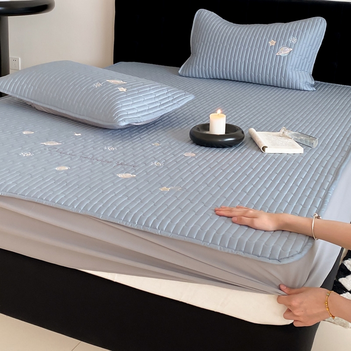 91家纺网 家纺一手货源 找家纺 咏绒家纺工厂店 2025新品50S双股全棉长绒棉刺绣绗缝夹棉床笠床垫保护罩三件套 星光蓝