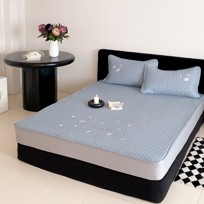 91家纺网 家纺一手货源 找家纺 咏绒家纺工厂店 2025新品50S双股全棉长绒棉刺绣绗缝夹棉床笠床垫保护罩三件套 星光蓝