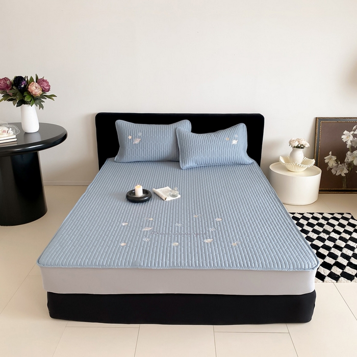 91家纺网 家纺一手货源 找家纺 咏绒家纺工厂店 2025新品50S双股全棉长绒棉刺绣绗缝夹棉床笠床垫保护罩三件套 星光蓝