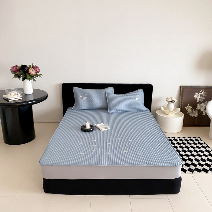 91家纺网 家纺一手货源 找家纺 咏绒家纺工厂店 2025新品50S双股全棉长绒棉刺绣绗缝夹棉床笠床垫保护罩三件套 星光蓝