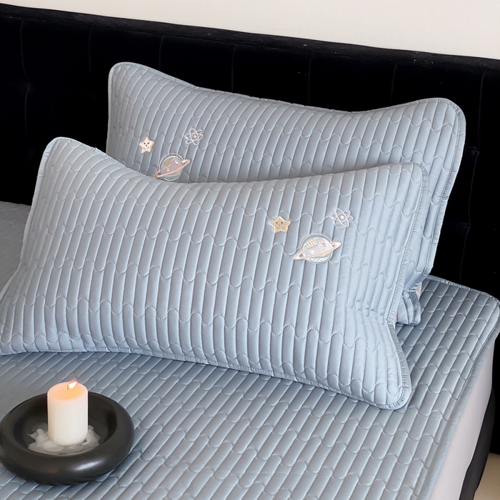 91家纺网 家纺一手货源 找家纺 咏绒家纺工厂店 2025新品50S双股全棉长绒棉刺绣绗缝夹棉床笠床垫保护罩三件套 星光蓝