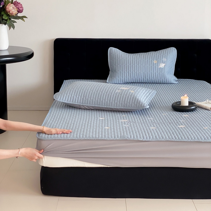 91家纺网 家纺一手货源 找家纺 咏绒家纺工厂店 2025新品50S双股全棉长绒棉刺绣绗缝夹棉床笠床垫保护罩三件套 星光蓝